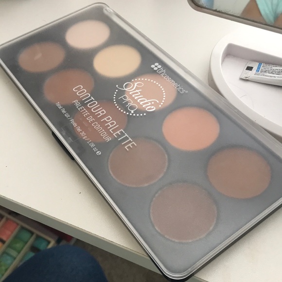 Makeup - Picture 2 of 3